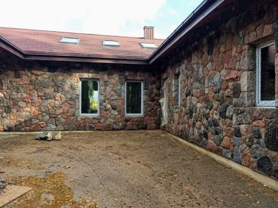 Kvalitatīvi izstrādāta akmens siena