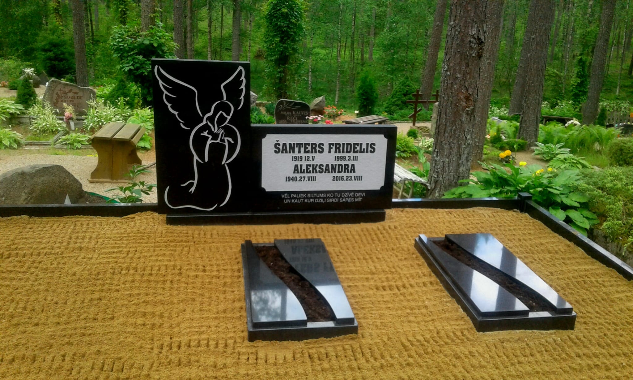 Kapakmeņi, kapu pieminekļi un apmales