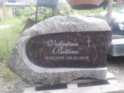 Kapakmeņi ar gravētu uzrakstu