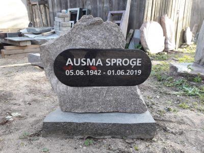 No akmens izstrādāti pieminekļi Valmierā