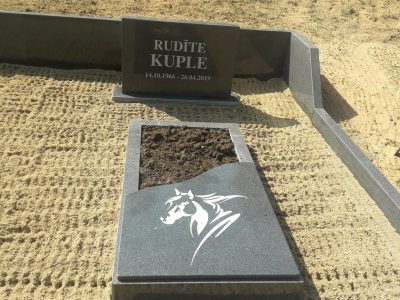 No akmens izstrādāti pieminekļi Valkā