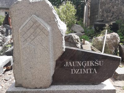 No akmens izstrādāts kapa piemineklis