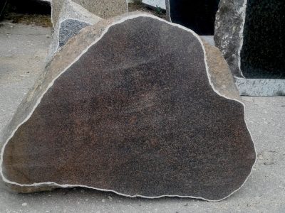 No akmens izstrādāti pieminekļi Madonā