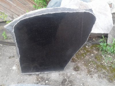 No dabīgā akmens izstrādāti kapakmeņi