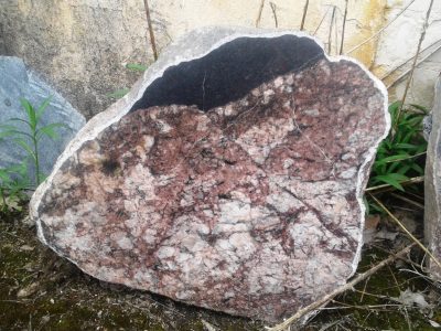 No akmens izstrādāti kapakmeņi