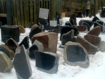 Kapu pieminekļu materiāli: granīts, marmors vai cits dabīgais akmens?