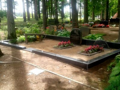 Kapu vietas sakopšana un dekorēšana ar akmens dekoriem