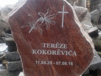 Kapa piemineklis ar gravētu uzrakstu un fotogrāfiju
