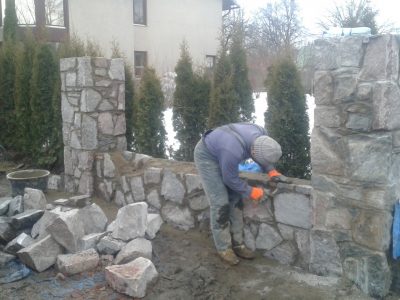 Akmens mūrēšanas process