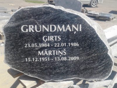 Individuāli izstrādāts kapakmens