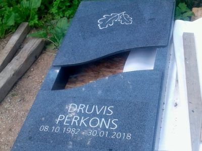 Kapakmeņu un pieminekļu izveides pakalpojumi Latvijā