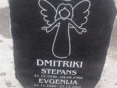 No akmens izstrādāti kapakmeņi Valmierā