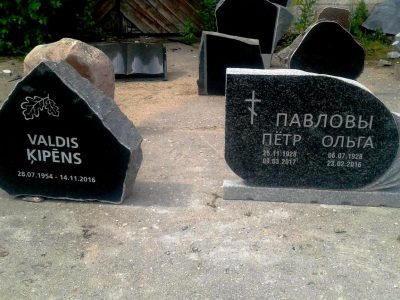 No akmens izstrādāti pieminekļi Strenčos