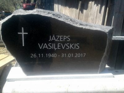 No akmens izstrādāti pieminekļi Valmierā