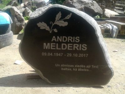 No dabīgā akmens izstrādāti kapa pieminekļi