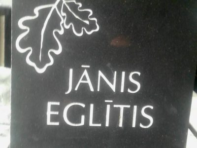 No akmens izstrādāti kapa pieminekļi Strenčos
