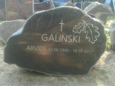 Kapakmeņu un pieminekļu izveides pakalpojumi visā Latvijā