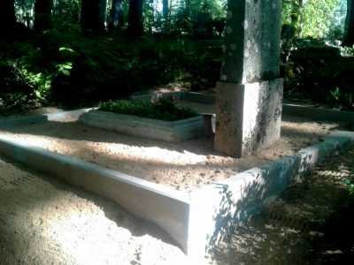 Kapu vieta ar jaunām apmalēm un akmens dekoriem