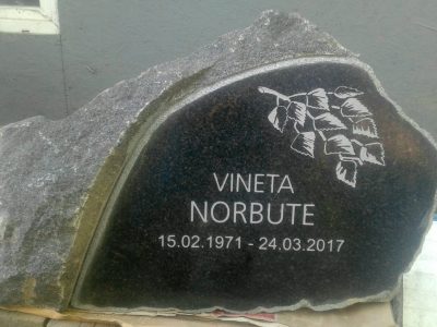 Individuāli izstrādāts kapa piemineklis