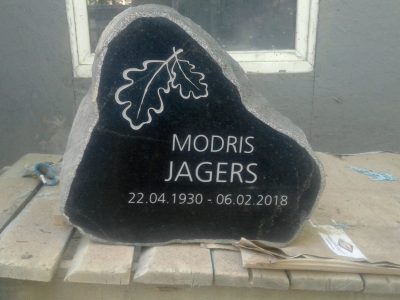Individuāli izstrādāts kapakmens