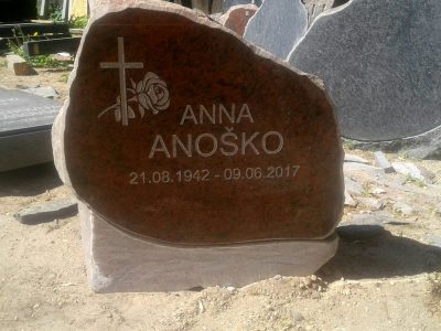 Kapakmeņu un pieminekļu izveides pakalpojumi Latvijā