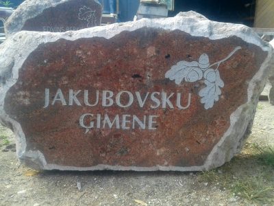 No dabīgā akmens izstrādāti kapakmeņi