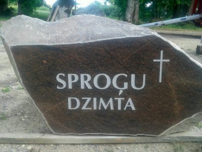 Individuāli izstrādāts kapakmens