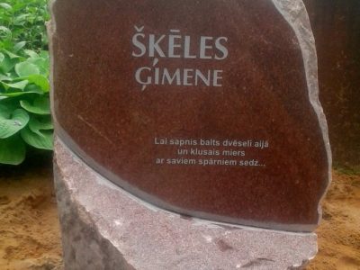 No dabīgā akmens izstrādāti kapakmeņi