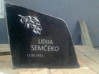 Kapa piemineklis ar fotogrāfiju un gravētu uzrakstu