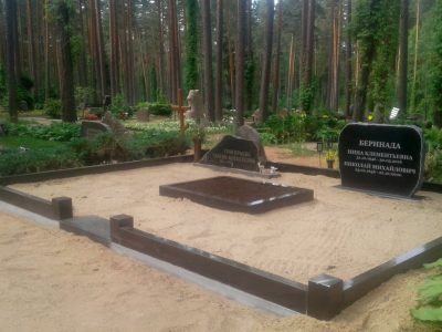 Kapu labiekārtošana ar akmens dekoriem un apzaļumošanu