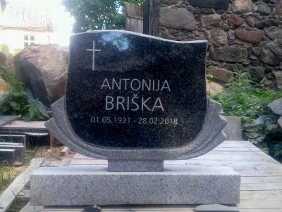 Kapa piemineklis ar gravētu uzrakstu