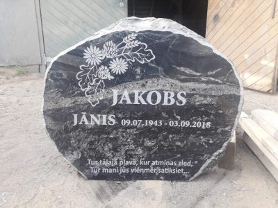 Individuāli izstrādāts kapakmens ar individuāli izvēlētu dizainu
