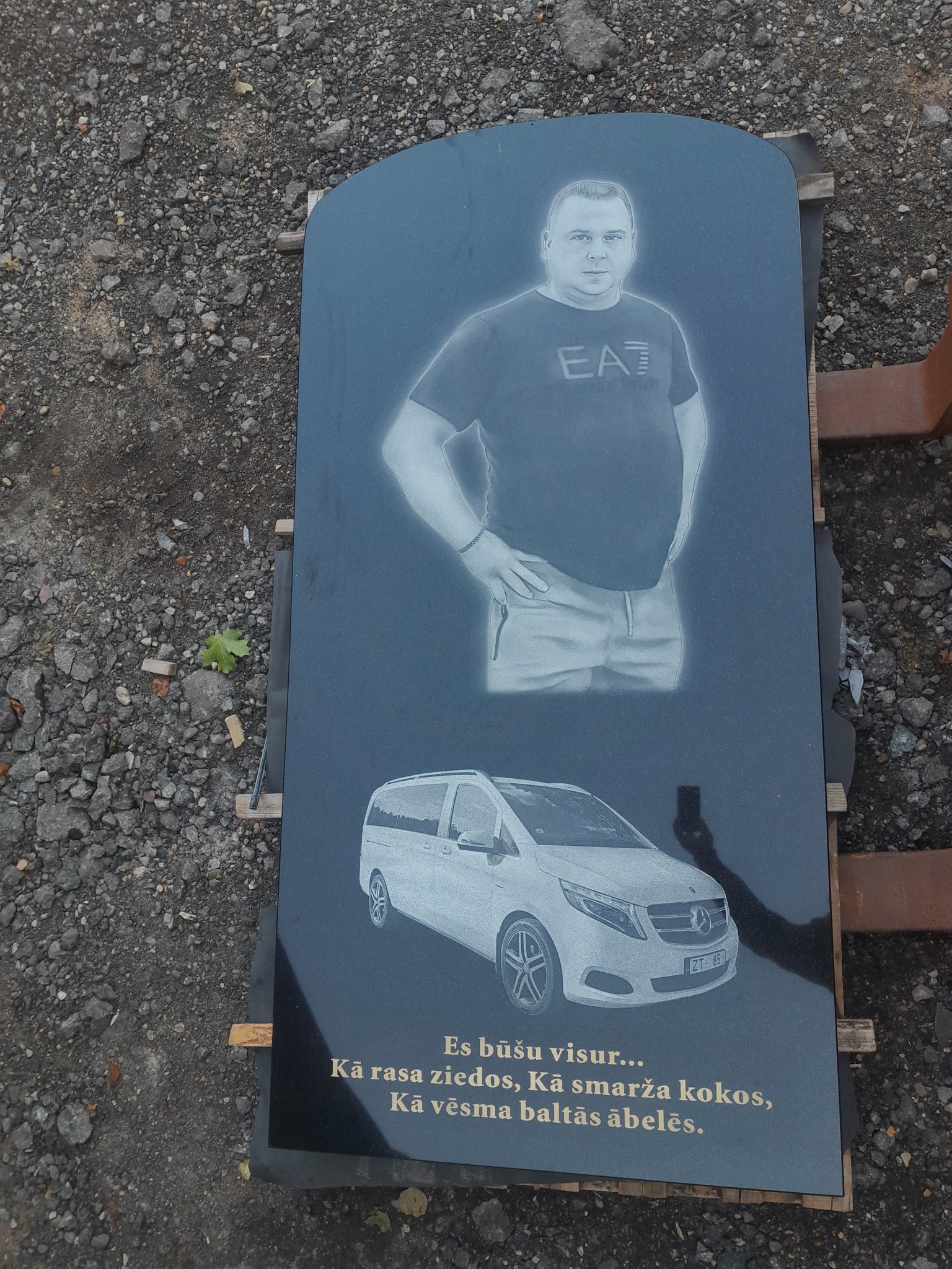 Kapakmens ar lielizmēra portretu