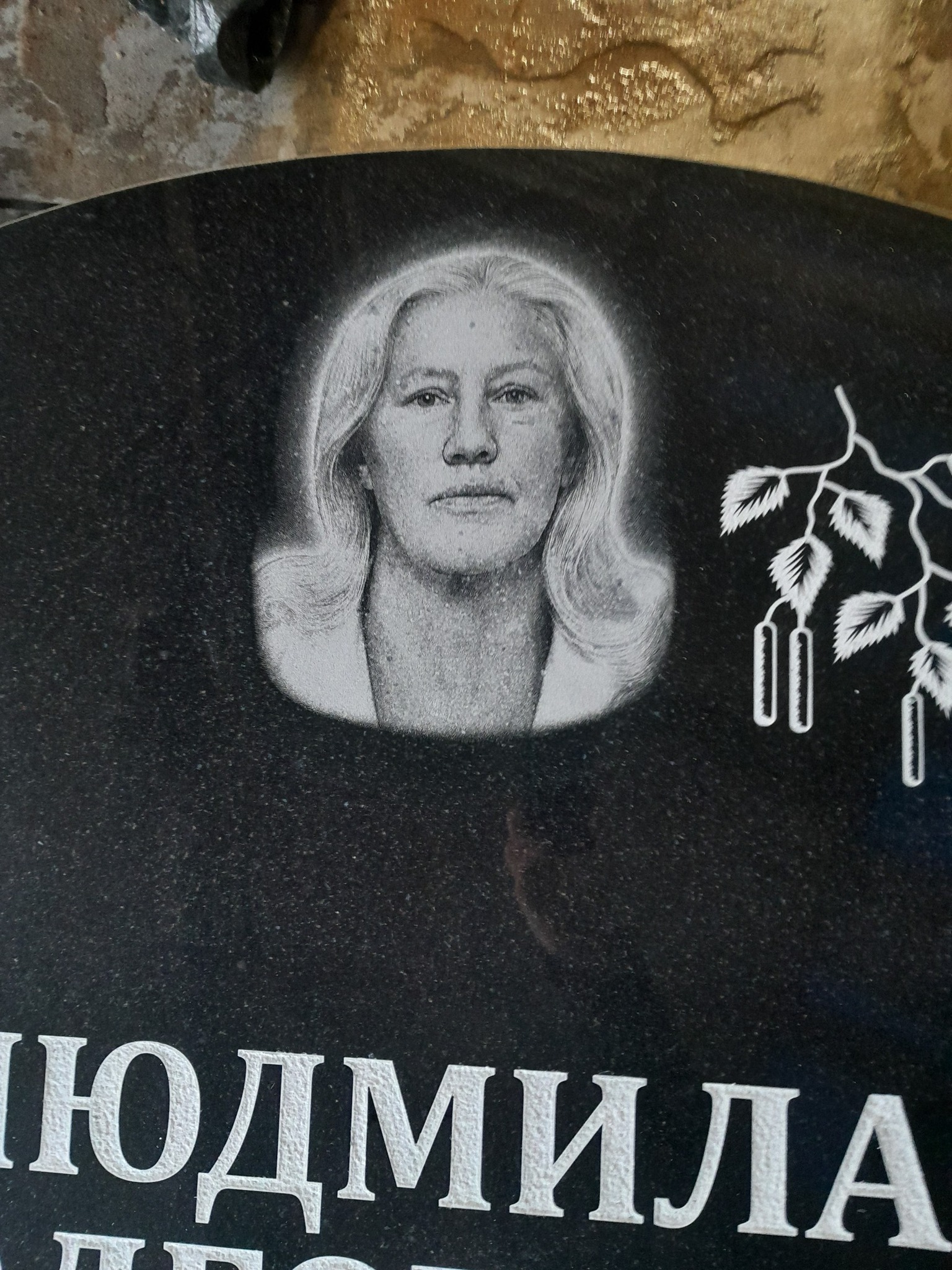 Portrets uz kapakmeņa